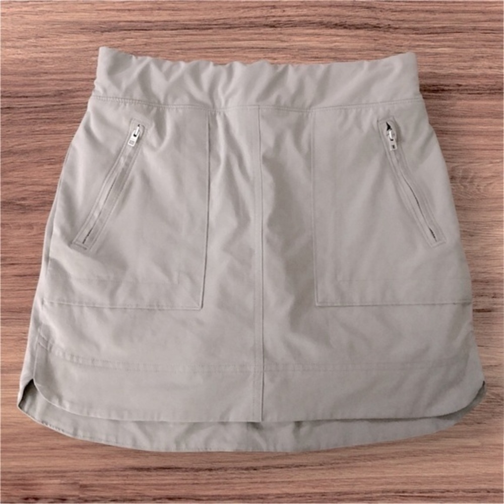 Athleta Skort Zippered Front Pockets Gray elastic waistband size 2